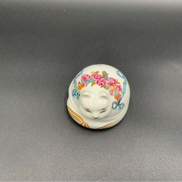 Vtg Round Porcelain Cat  Lidded Trinket Box  Made In Japan For Elizabeth Arden - Picture 2 of 9